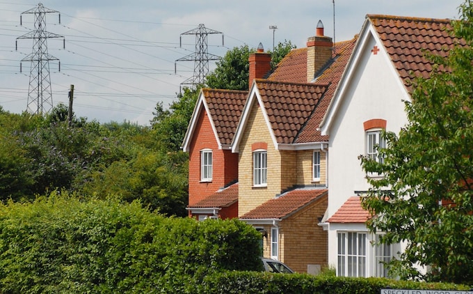 “零电网沙皇”说，花钱让人们在家附近安装电力塔