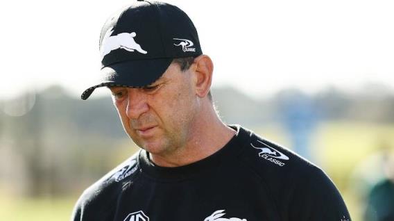 “假装一年级学生的小丑”：南悉尼大学教练杰森·德米特里欧为“意外”点赞道歉