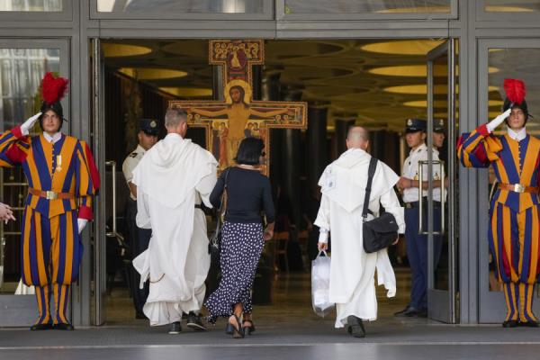 教皇方济各在梵蒂冈召开了一次关于教会未来的大型会议，并表示欢迎“所有人”