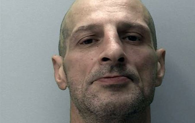 连环性侵犯者因在埃克塞特公墓强奸妇女而入狱