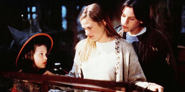 《招魂魔术》导演30年后对艾莉森女巫理论的回应