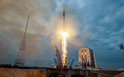 FILE PHOTO: A Soyuz-2.1b rocket booster with a Fregat upper stage and the lunar landing spacecraft Luna-25 blasts off from a launchpad at the Vostochny Cosmodrome in the far eastern Amur region, Russia, August 11, 2023. Roscosmos/Vostochny Space Centre/Handout via REUTERS ATTENTION EDITORS - THIS IMAGE HAS BEEN SUPPLIED BY A THIRD PARTY. MANDATORY CREDIThttp://www.rtryy.com/news/show/108509/File Photo