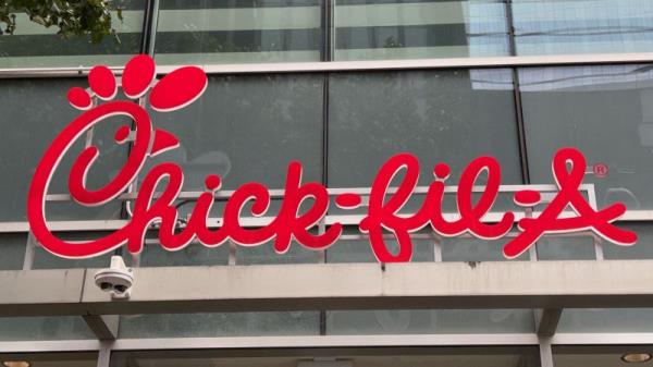 在同性恋权利遭到强烈反对后，Chick-fil-A重新回到英国