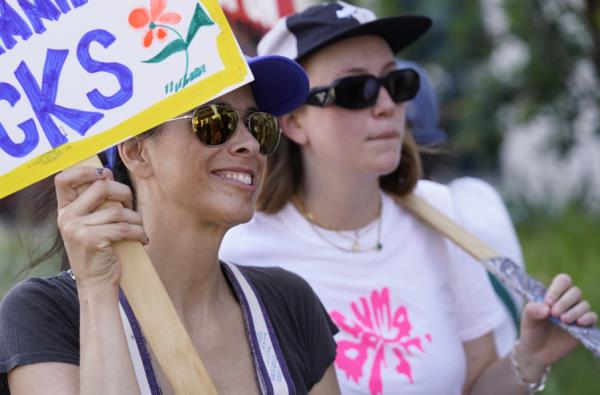 音乐家也要应对吝啬的主播和人工智能威胁那他们为什么不罢工呢？