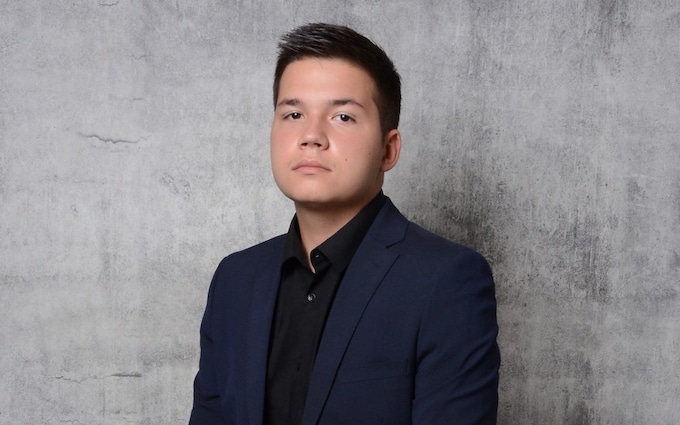 有抱负的律师在错误的身份攻击中被刺死，法官称凶手入狱