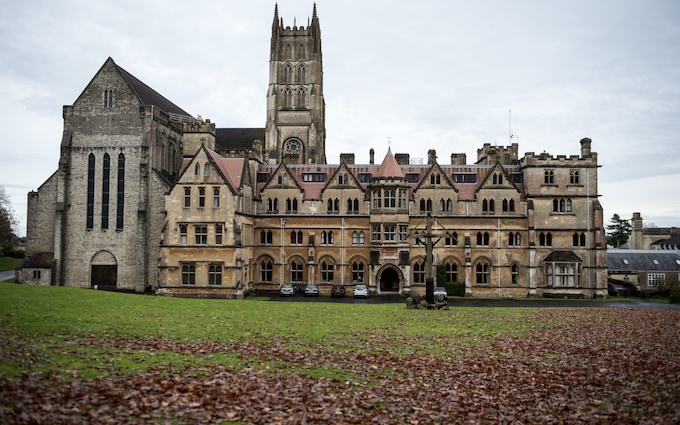 下行修道院：寄宿学校生活在性虐待丑闻的阴影