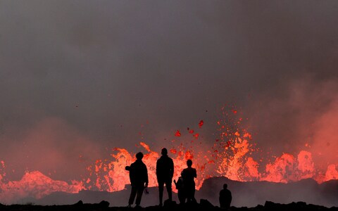 观看：雷克雅未克附近火山喷发，岩浆和烟雾喷涌而出