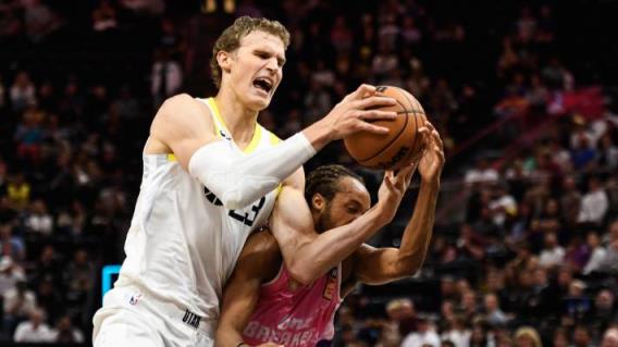 他们愚蠢地决定去美国看赛季中的比赛，这对他们没有任何帮助