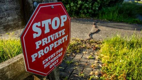 新西兰最负盛名的高尔夫球场之一，现在杂草丛生，被忽视了