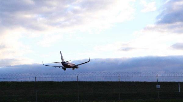 迪拜下雨：由于天气不稳定，几架航班取消，改道