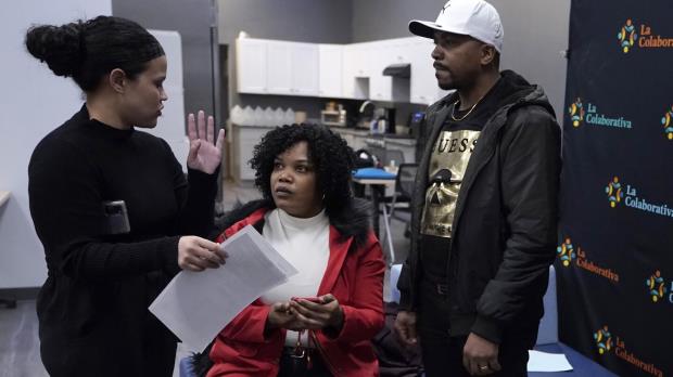 马萨诸塞州限制紧急避难所名额后，倡导者们争相帮助无家可归的移民家庭