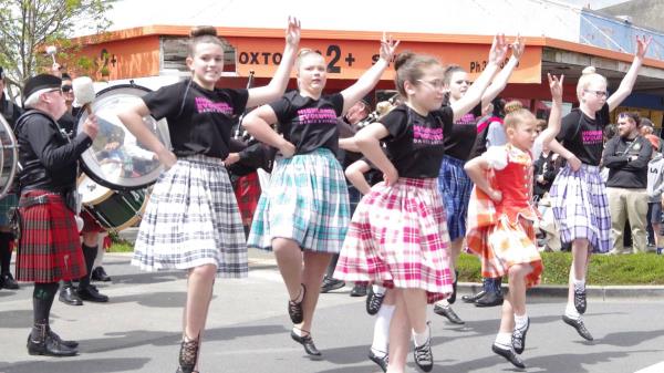 春天的狂欢带来了成千上万的福克斯顿伟大的一天