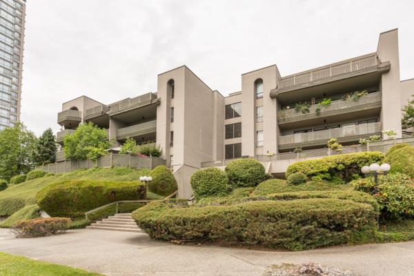 四人提供宽敞的本拿比两卧室带书房