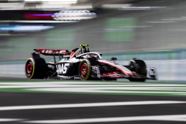 在首届f1拉斯维加斯大奖赛上，音乐占据了前排位置