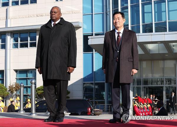 South Korean Defense Minister Shin Won-sik (R) and U.S. Secretary of Defense Lloyd Austin attend a ceremony ahead of the Security Co<em></em>nsultative Meeting at the defense ministry's headquarters in central Seoul on Nov. 13, 2023. They wore burgundy ties to highlight the nations'