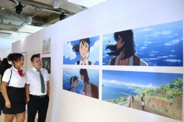 粉丝们涌向动漫导演新海诚在洛杉矶的艺术快闪店