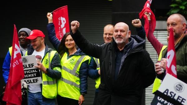 Aslef general secretary Mick Whelan on a picket line at Euston station in Lo<em></em>ndon 