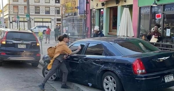 视频显示，这辆车在丹佛第16街购物中心的人行道上行驶，撞到了其他车辆