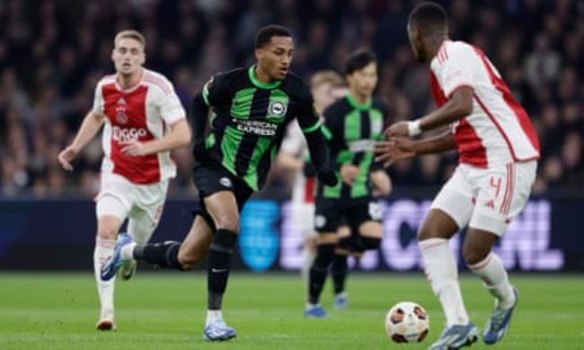 Jo?o Pedro makes his way through Ajax’s defence