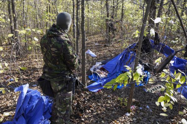 塞尔维亚警方在一次致命枪击事件后逮捕了7名人口走私者，并在突袭中发现了700多名移民