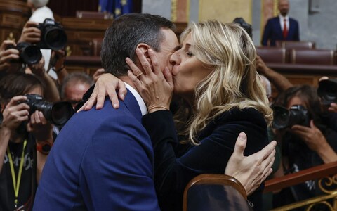 Yolanda Diaz, deputy prime minister, co<em></em>ngratulates Pedro Sánchez