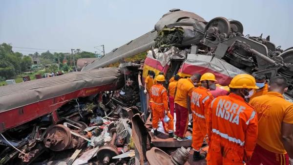 印度火车脱轨：没有找到更多幸存者，死亡人数上升到280人以上