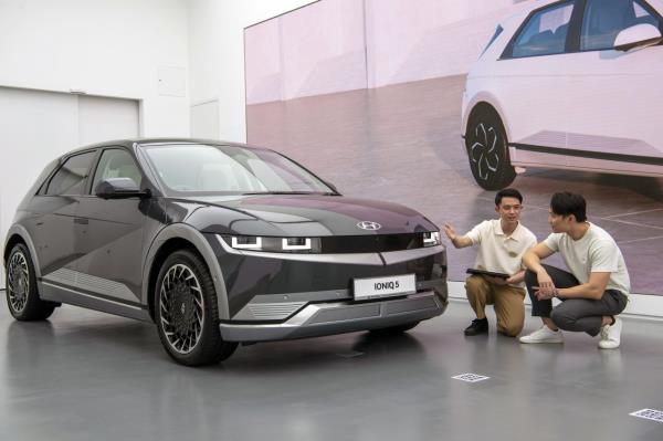 A customer checks out the Io<em></em>niq 5 at the Hyundai Motor Group Innovation Center Singapore. (Hyundai Motor Group)