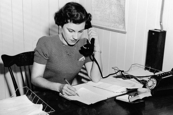 An operator works the pho<em></em>nes of Queensland’s Country Exchange Service in 1952.