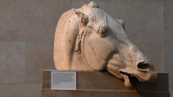 An employee poses as he views a horse's head which forms part of the Parthenon sculptures, sometimes referred to in the UK as the Elgin Marbles, on display at the British Museum in London, Britain, January 25, 2023. REUTERS/Toby Melville</p>

<p>　　