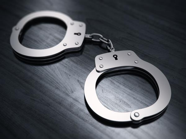 警方逮捕了八名涉嫌强奸三名警卫和抢劫德班仓库的嫌疑人