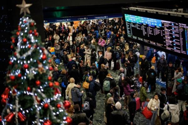英国气象局(Met Office)发布了7个警报，警告圣诞旅行将受到更多干扰