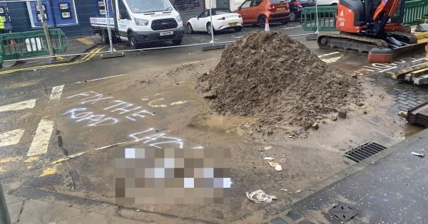愤怒的当地人用喷绘在街道上的脏话回击筑路工人