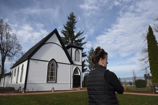 视野开阔的长椅：一对夫妇在翻修后的前里奇菲尔德教堂(Ridgefield church)规划新的鸡尾酒厅和活动空间