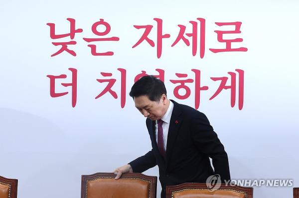 人民党领导人迫于压力辞职