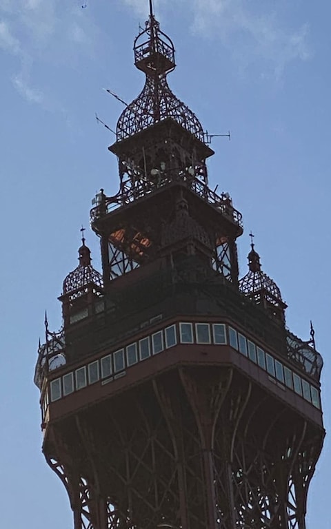 The ico<em></em>nic tourist attraction Blackpool Tower goes up in flames at a platform near the very top