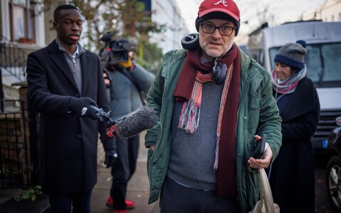 Dominic Cummings is seen being questio<em></em>ned by media outside his Lo<em></em>ndon home