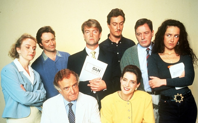 “上世纪90年代的过度行为现在看起来温和了”：在《扔下死驴》(Drop the Dead Donkey)不可思议的回归中