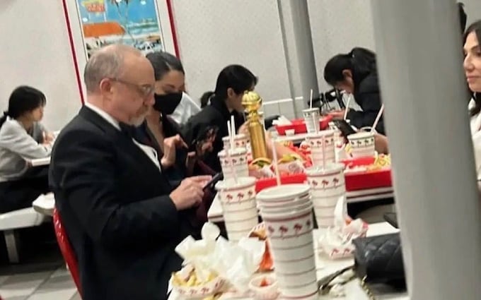 保罗·贾马提用In-N-Out汉堡和薯条庆祝金球奖