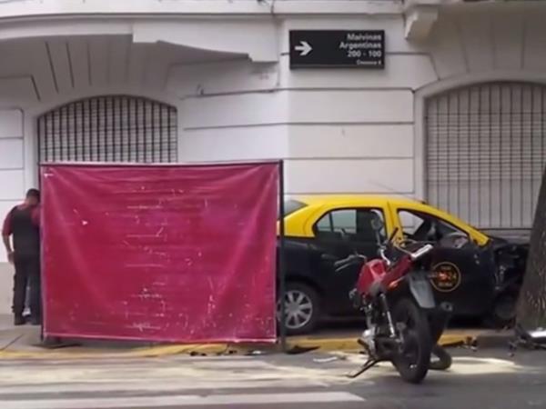 Wheelie：与一辆偷来的摩托车过了红灯，撞上了一辆出租车，当场死亡
