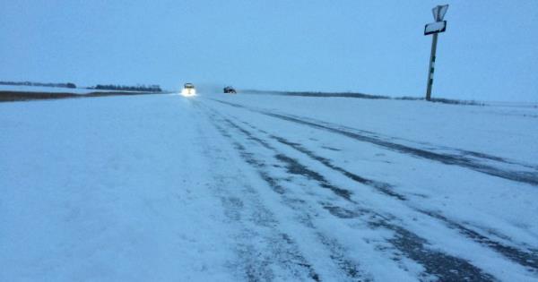 周边高速公路在降雪期间关闭，留下了沟通方面的问题