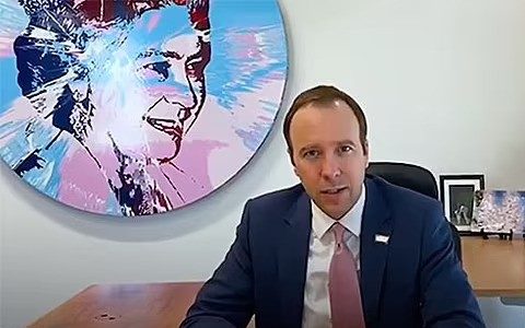大臣们为达米恩·赫斯特的伊丽莎白二世画像争执不休