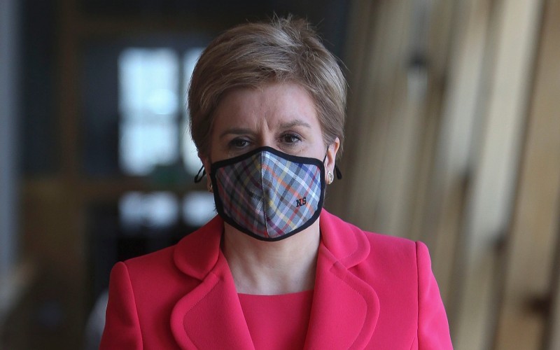 不到三分之一的苏格兰人相信尼古拉·斯特金(Nicola Sturgeon)的说法，即她没有将新冠病毒政治化