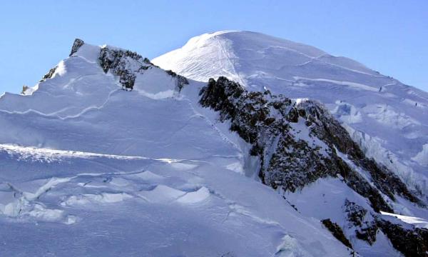 勃朗峰雪崩在法国阿尔卑斯山造成英国妇女和儿子死亡