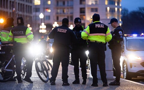 Police secure the E. Barrett Prettyman United States Courthouse around dawn before the arrival of former US President Do<em></em>nald J. Trump