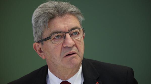 jean - luc Melenchon睫毛在露丝Elkrief并引发新的抗议