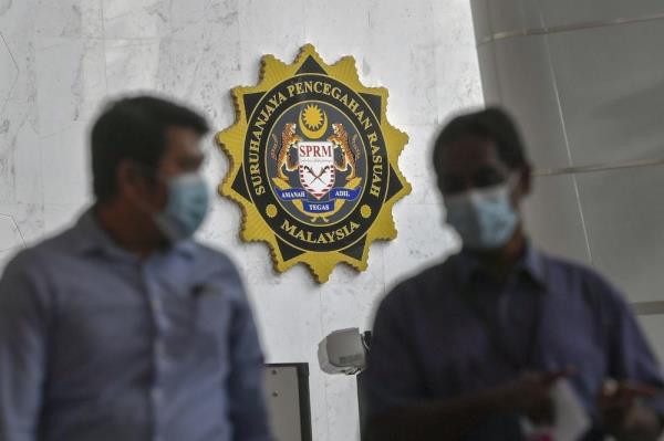 反贪会拘捕四名商界人士，包括前选举委员会委员，以调查政府招标