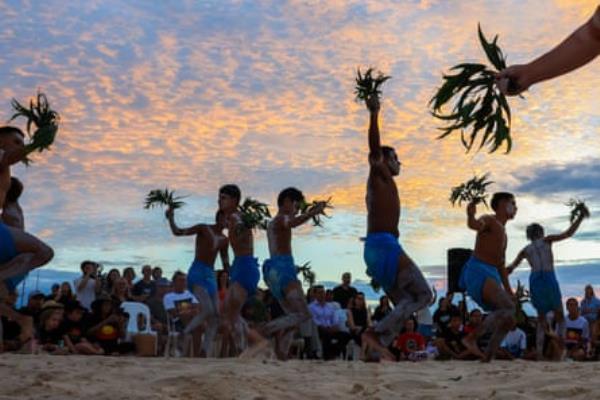 La Perouse Gamay Dancers perform at Bo<em></em>ndi beach for the dawn reflection and smoking ceremony.