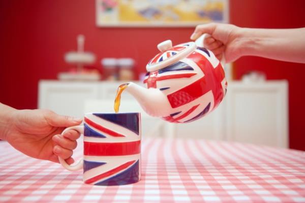 教授建议在茶里放盐，英国离与美国开战更近了一步