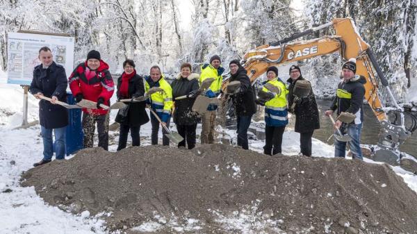 阿默尔的百万美元工程：与部长在雪地里举行奠基仪式