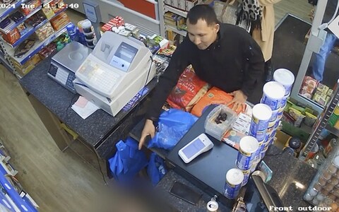 在克拉彭化学“袭击”前一天，阿卜杜勒·埃德齐在纽卡斯尔商店微笑被拍到